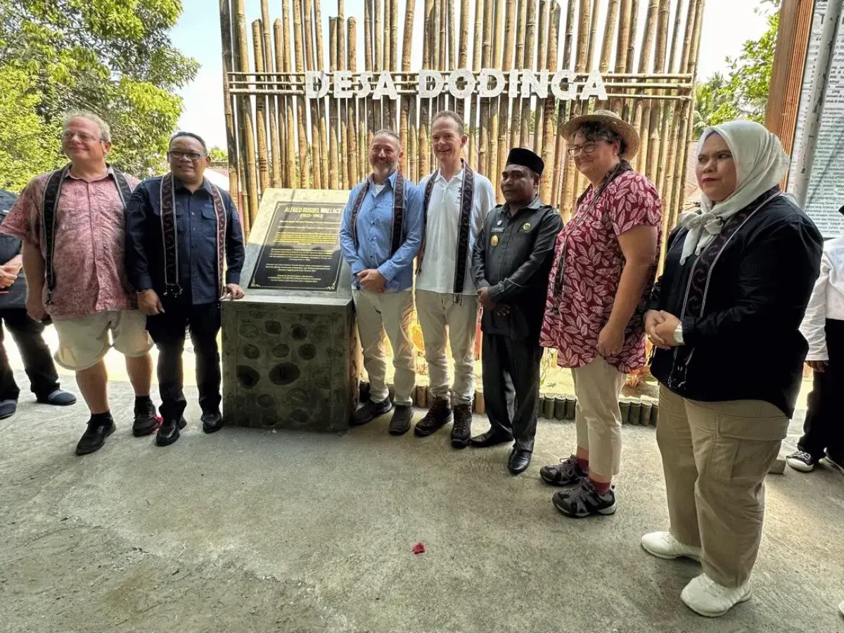 Wallace Plaque unveiling